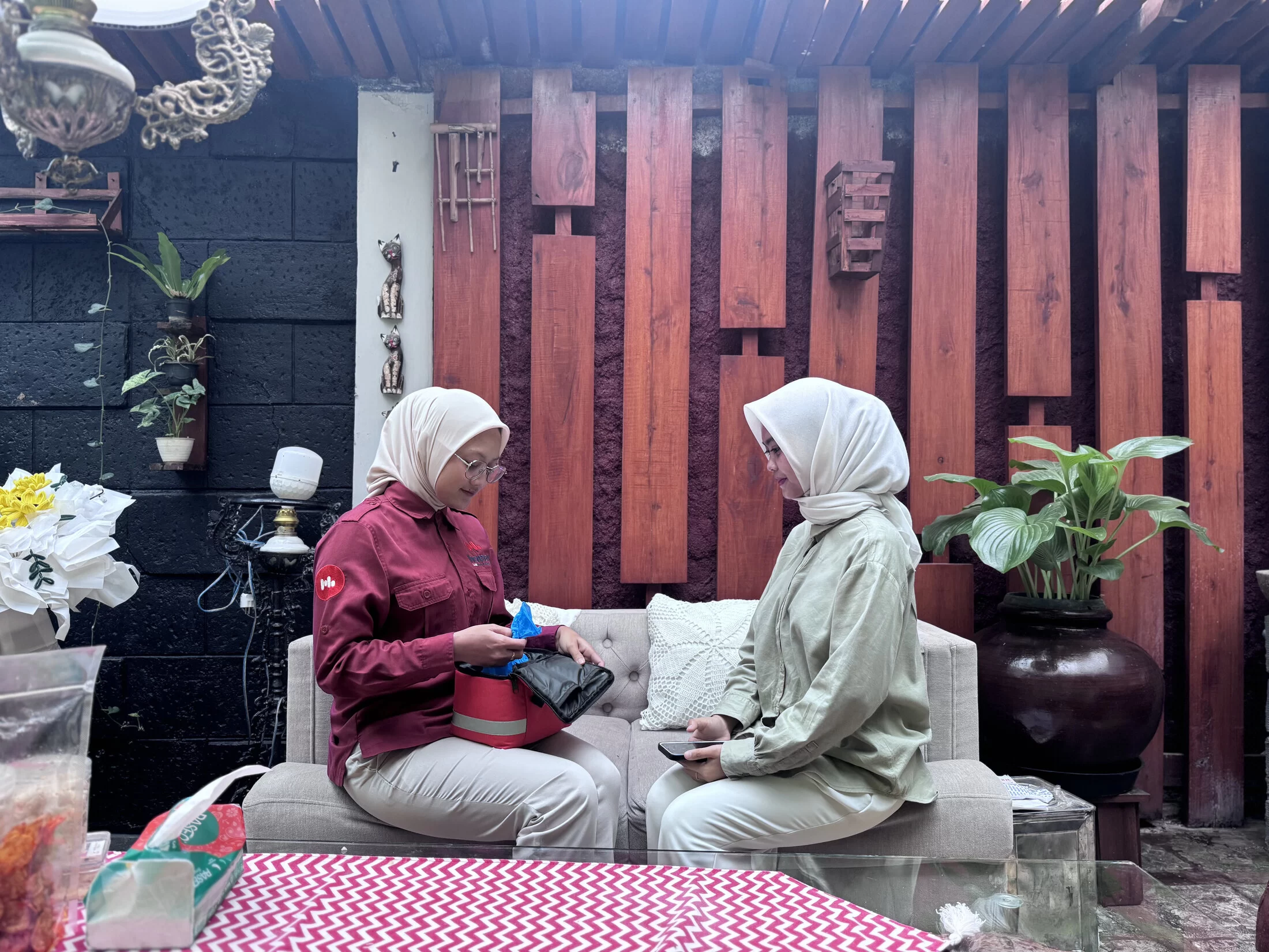 Petugas menyiapkan peralatan pemeriksaan Go Lab