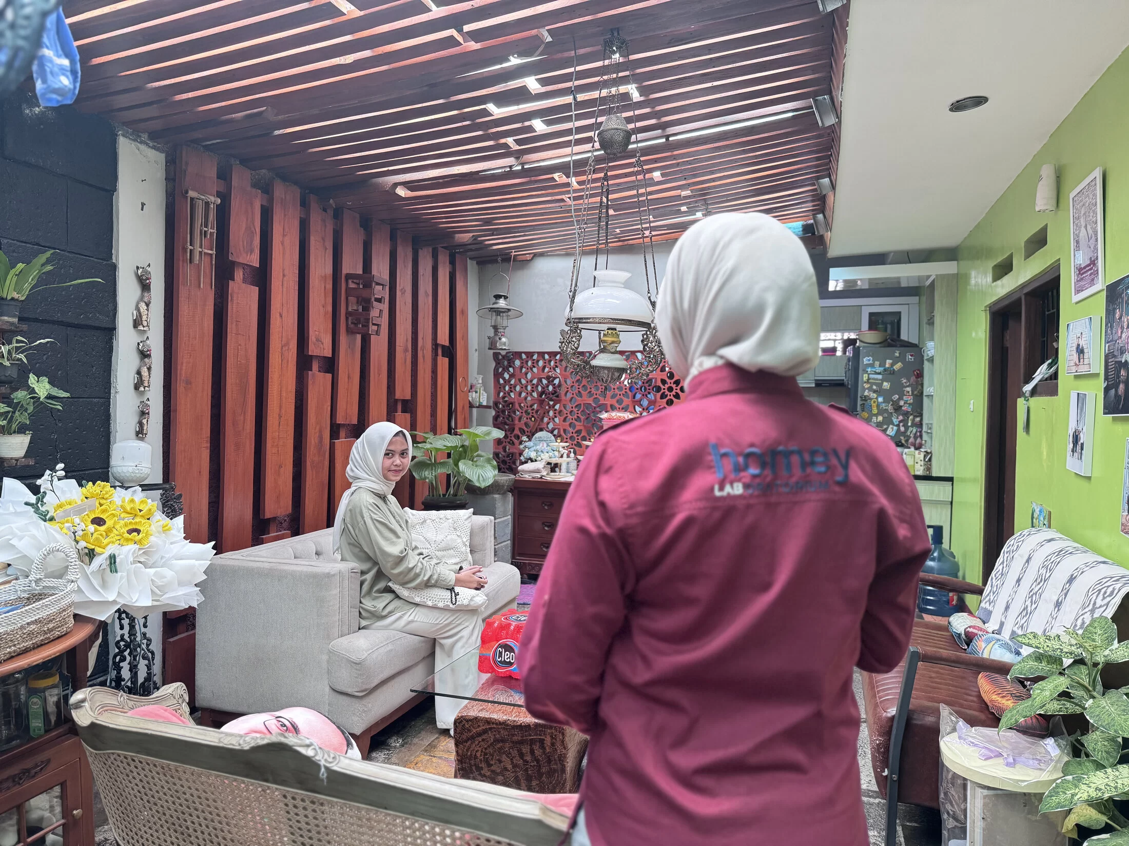 Petugas Homey Lab datang ke rumah pasien