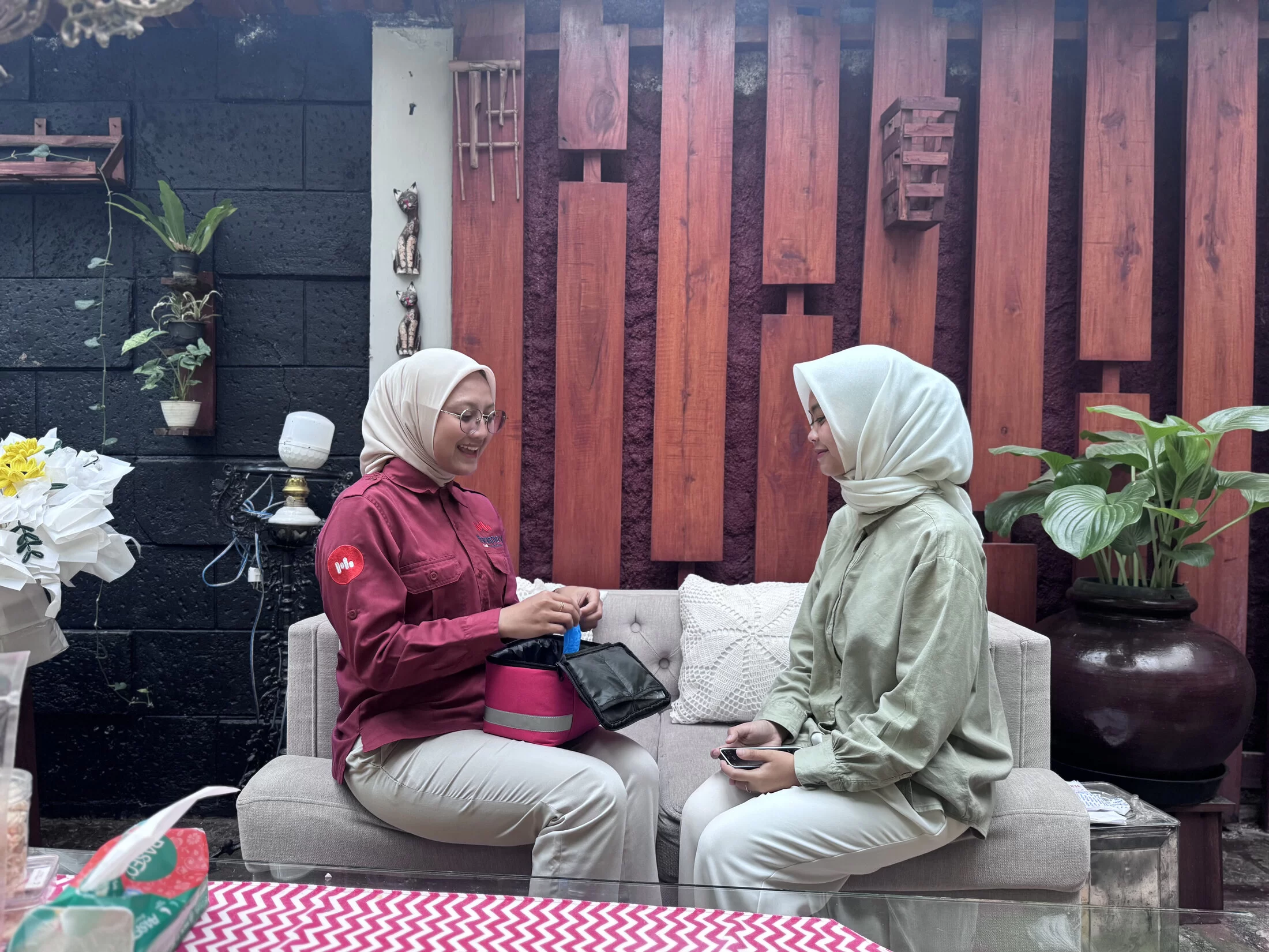 Pendampingan petugas Homey Lab kepada pasien